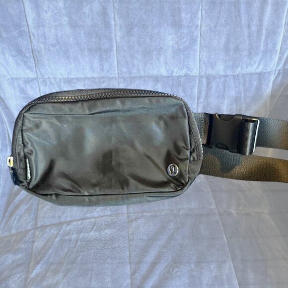 Lululemon Everywhere Belt Bag Black EUC Viral TikTok Favorite - Picture 1 of 7